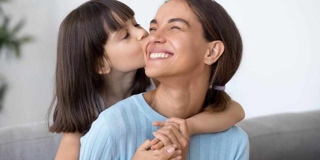 Mãe e filha abraçadas