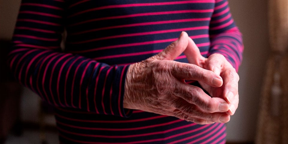 Mãos de uma idosa entrelaçadas