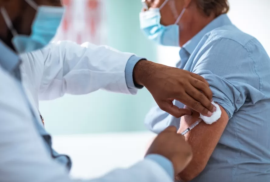 Pessoa recebendo injeção no braço