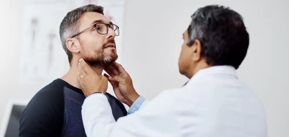 Médico examinando pescoço de paciente