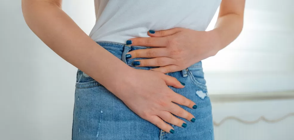 Mulher com a mão na barriga
