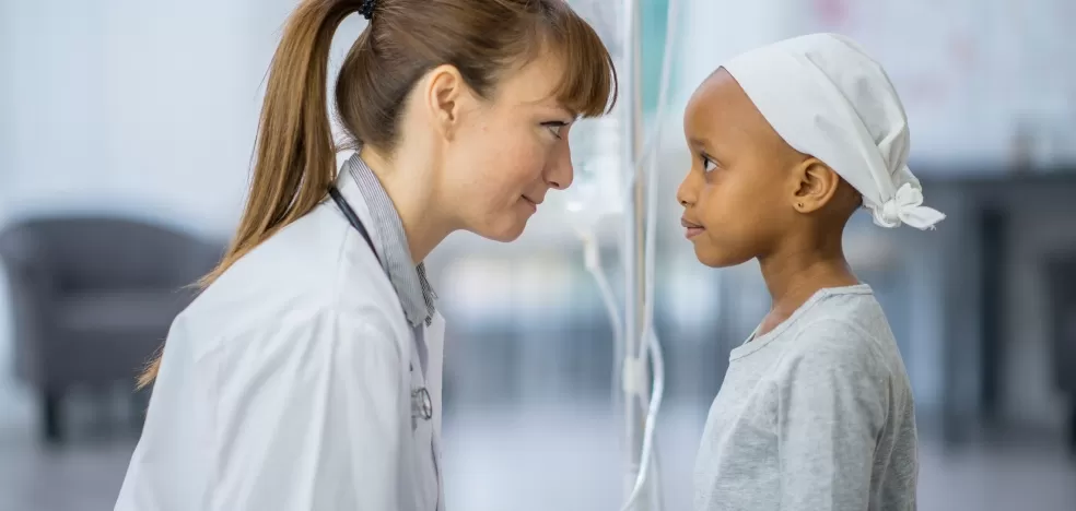 Médica conversando com paciente