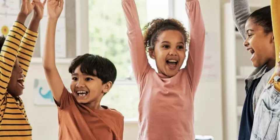 Crianças felizes com o braço levantado