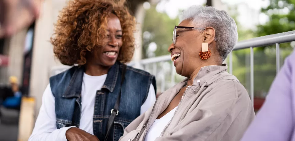 Mulheres idosas conversando e rindo