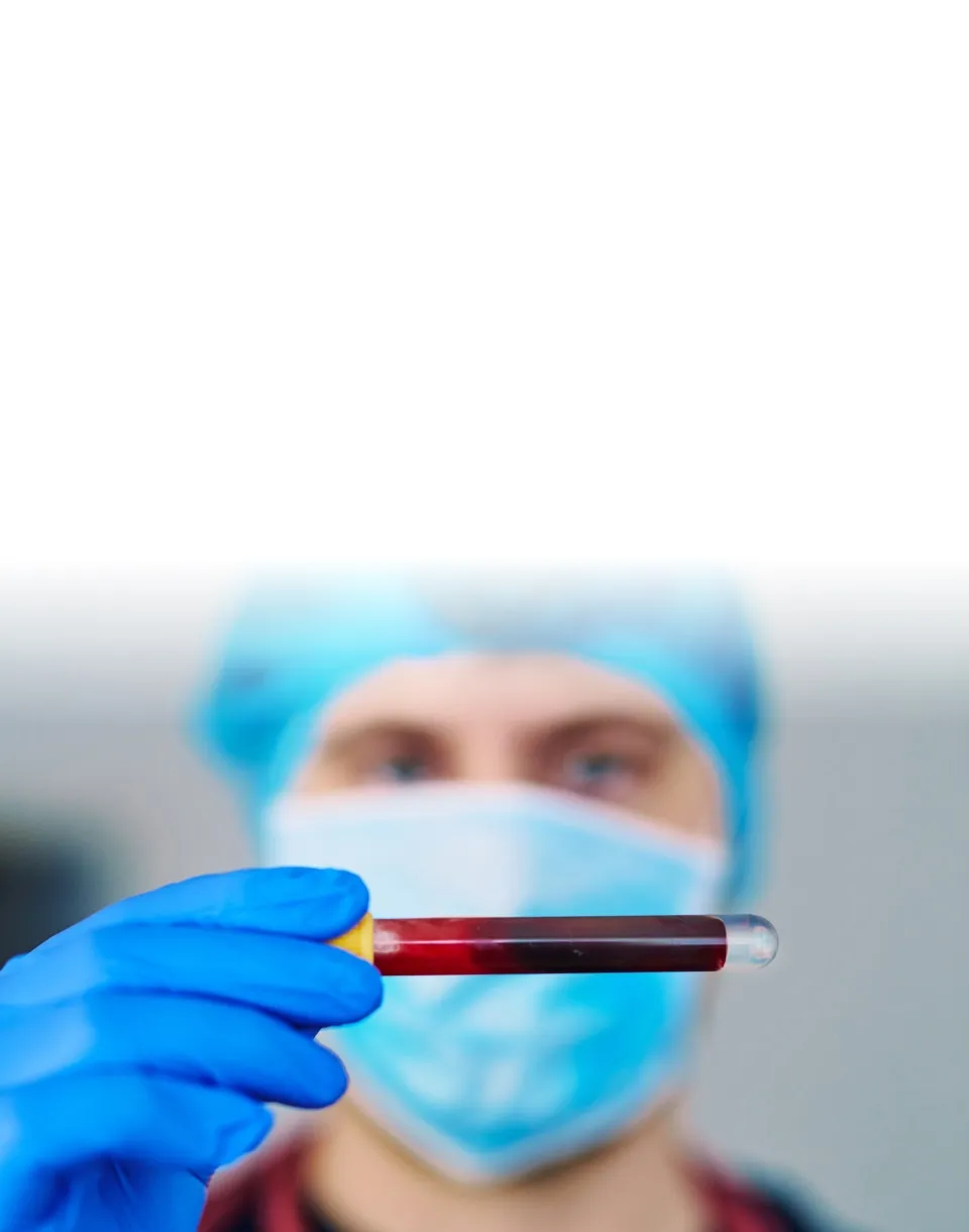 Profissional de saúde segurando tubo com sangue