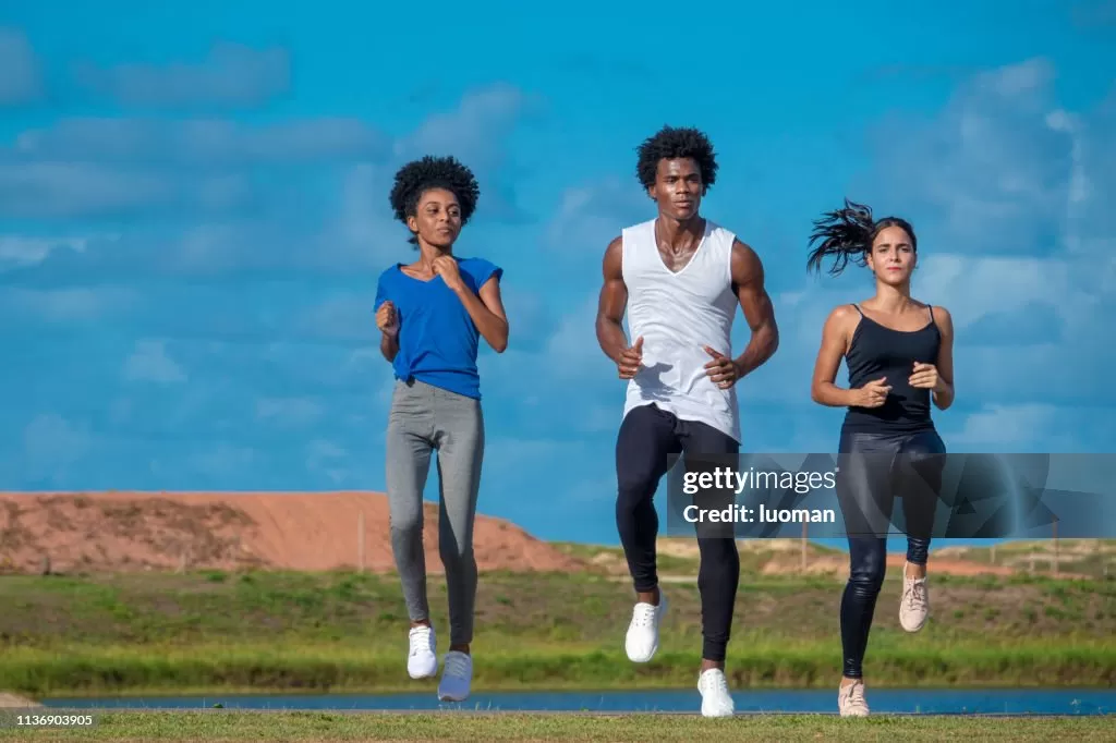 Pessoas correndo