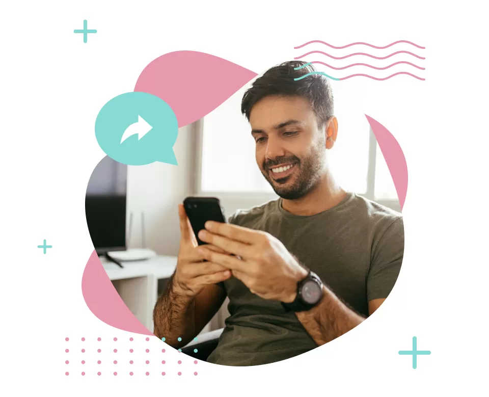 Homem navegando no celular