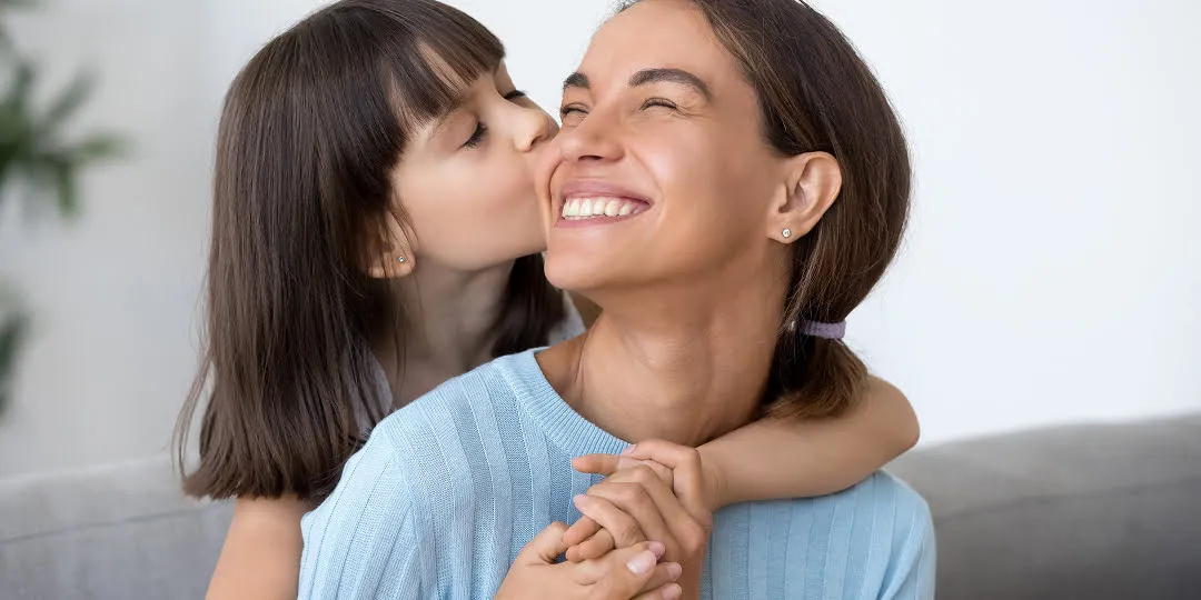 Mãe e filha abraçadas