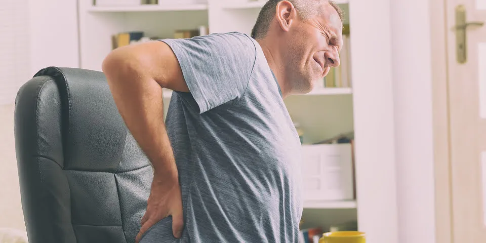 Homem com dor nas costas