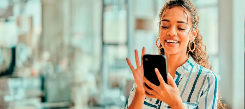 Mulher mexendo no celular