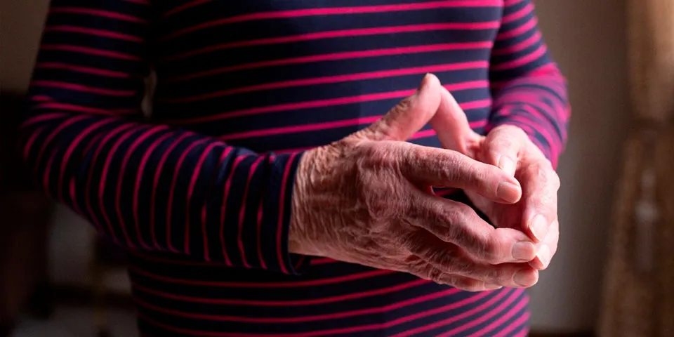 Mãos de uma idosa entrelaçadas